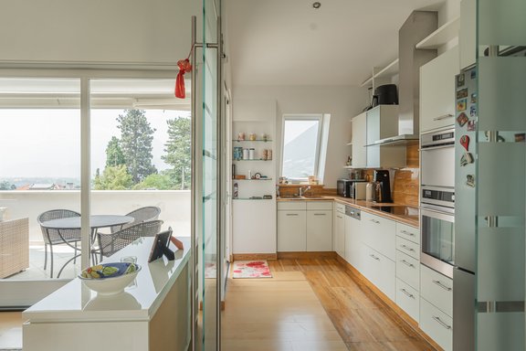 Moderne Küche mit Terrasse