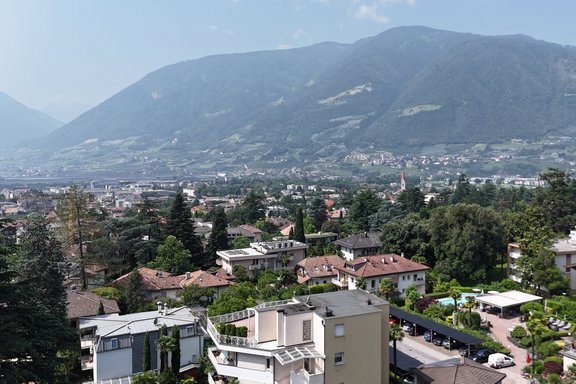 Ausblick über Meran & Berge