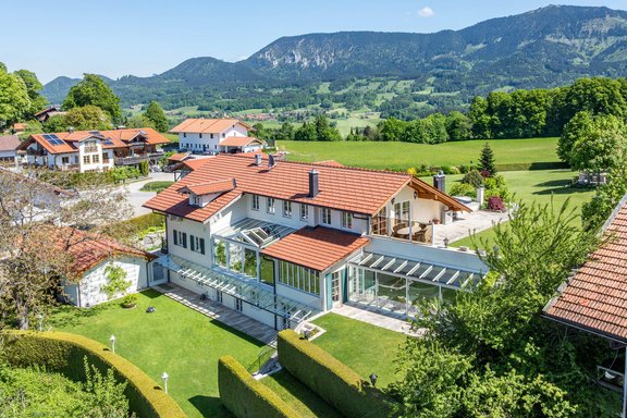 Weitläufige Nachbarbebauung