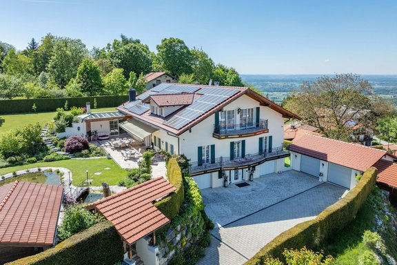 Eingangs- und Garagensituation