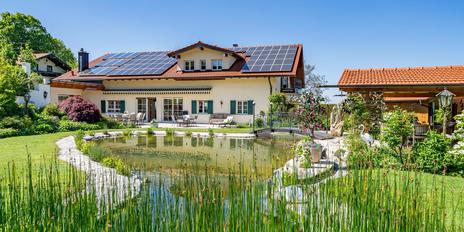 Eleganz auf dem Hochplateau – Großzügige Residenz mit Schwimmbad und Panoramablick
