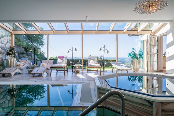 Ruhebereich mit Blick ins Tal