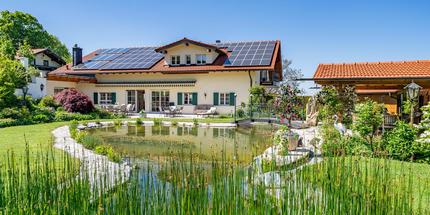 Eleganz auf dem Hochplateau – Private Residenz mit Alpenblick, Pool, Schwimmteich und Baupotenzial