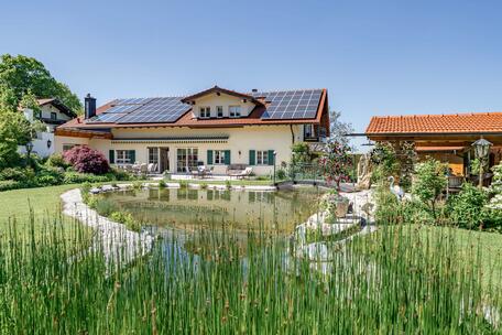 Elegance on the High Plateau – Private Residence with Alpine Views, Pool, Swimming Pond, and Development Potential