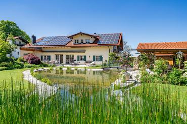 Eleganz auf dem Hochplateau – Private Residenz mit Alpenblick, Pool, Schwimmteich und Baupotenzial