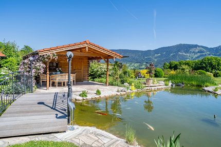 Schwimmteich mit Brücke