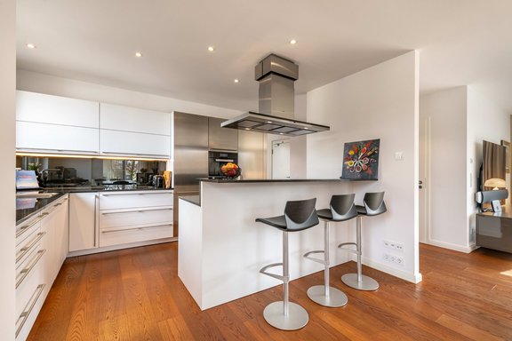 Raumgliedernde Dining Bar