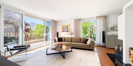 Eleganz und Lichtfülle am Schlosspark: Großzügiges Penthouse mit Kamin und Liftlanding