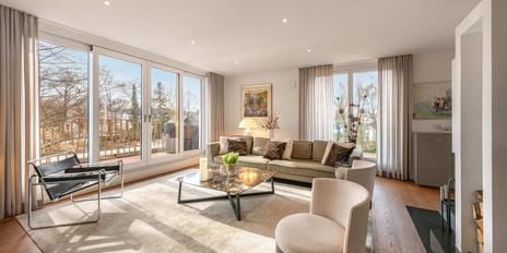 Eleganz und Lichtfülle am Schlosspark: Großzügiges Penthouse mit Kamin und Liftlanding