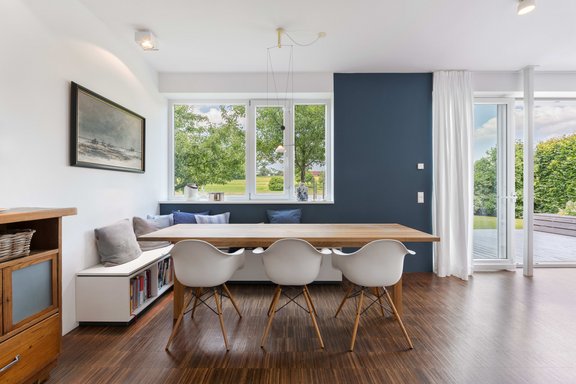 Umgeben von Wiesen und Feldern