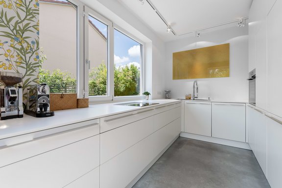 Cleane, lichtdurchflutete Küche