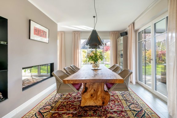Lichterfüllter Essbereich mit Zugang zur Terrasse