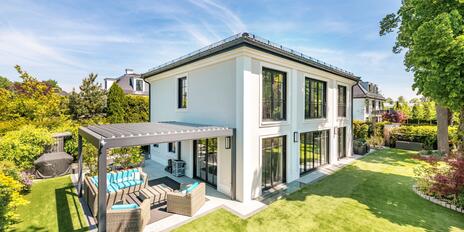 An English-inspired, nearly new villa built in 2019, in the most exclusive part of Grünwald
