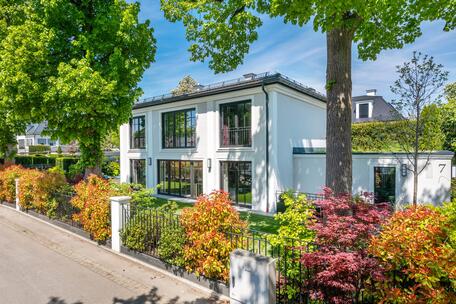 Englisch inspirierte, neuwertige Villa von 2019, in nobelster Grünwalder Lage