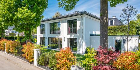 Englisch inspirierte, neuwertige Villa von 2019, in nobelster Grünwalder Lage
