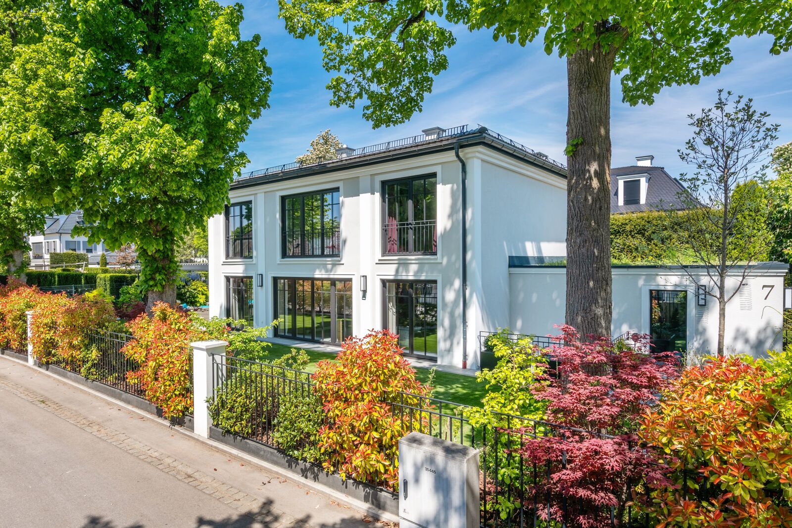 Klassisch-elegante Familienvilla in absolut ruhiger, grüner Villenlage