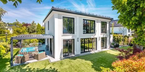 Englisch inspirierte, neuwertige Villa von 2019, in nobelster Grünwalder Lage