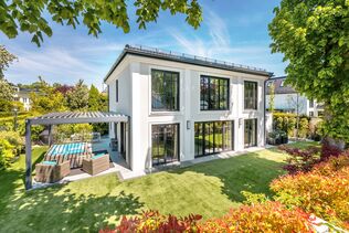 Englisch inspirierte, neuwertige Villa von 2019 in Grünwalder Bestlage