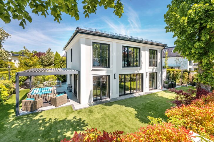 Englisch inspirierte, neuwertige Villa von 2019 in Grünwalder Bestlage