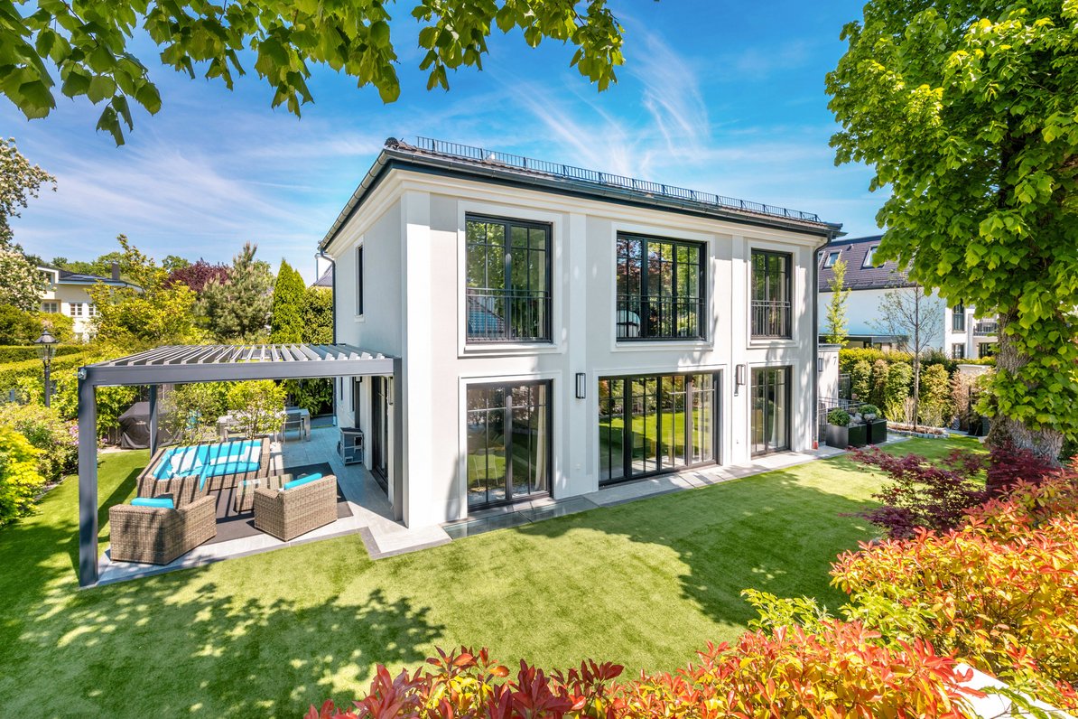 Klassich-elegante Familienvilla in absolut ruhiger, grüner Villenlage