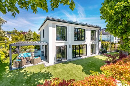 Englisch inspirierte, neuwertige Villa von 2019, in nobelster Grünwalder Lage