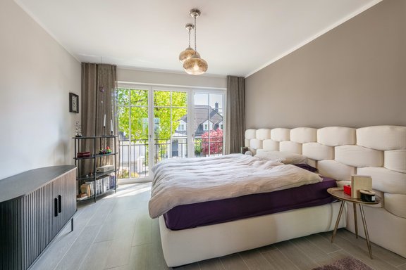 Lichtdurchflutetes Schlafzimmer