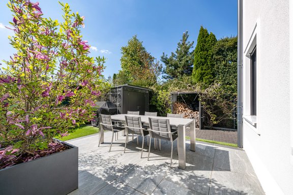 Sonnige Terrasse für gemeinsame Abende