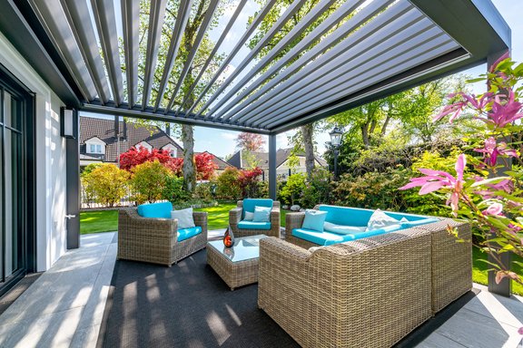 Traumhafter Outdoorbereich mit geschützter Pergola