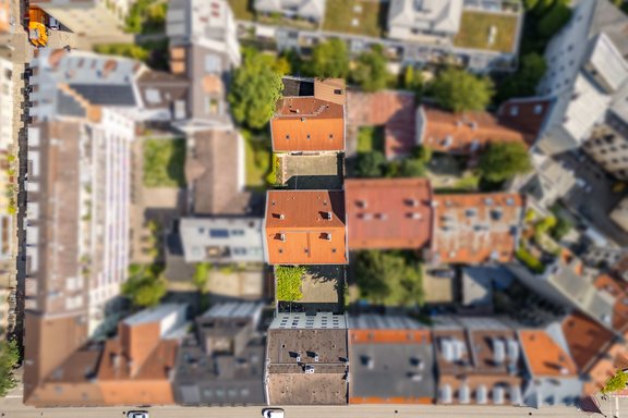 Gebäudeensemble in Isarnähe