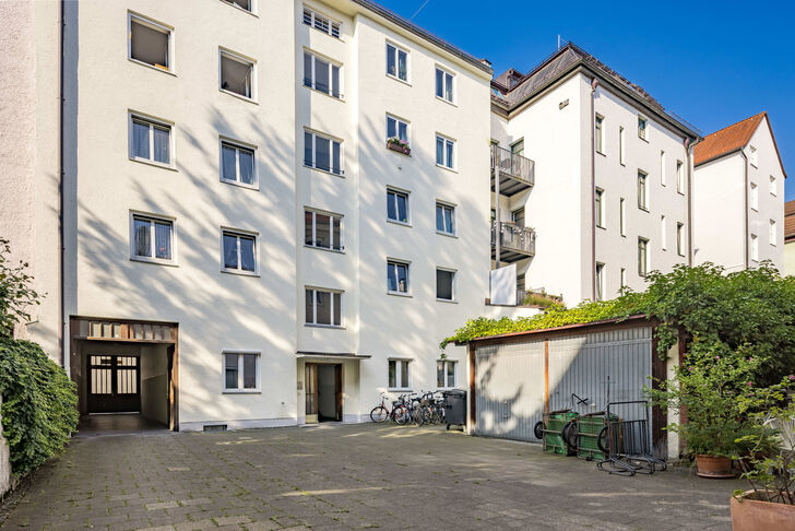 Ruhiger, erster Hinterhof