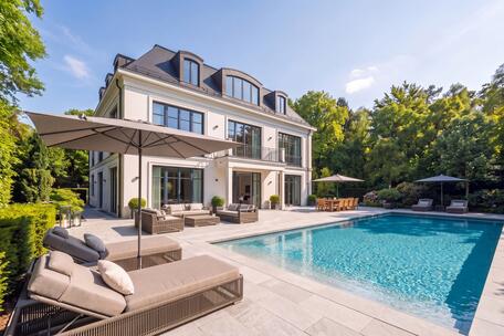 Deceleration and tranquillity: building plot of 1,775 m² on the edge of a green forest