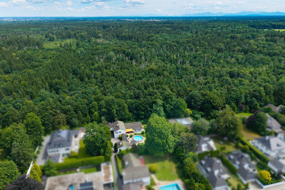 Direkt an das Grundstück grenzt das Landschaftsschutzgebiet Grünwalder Forst