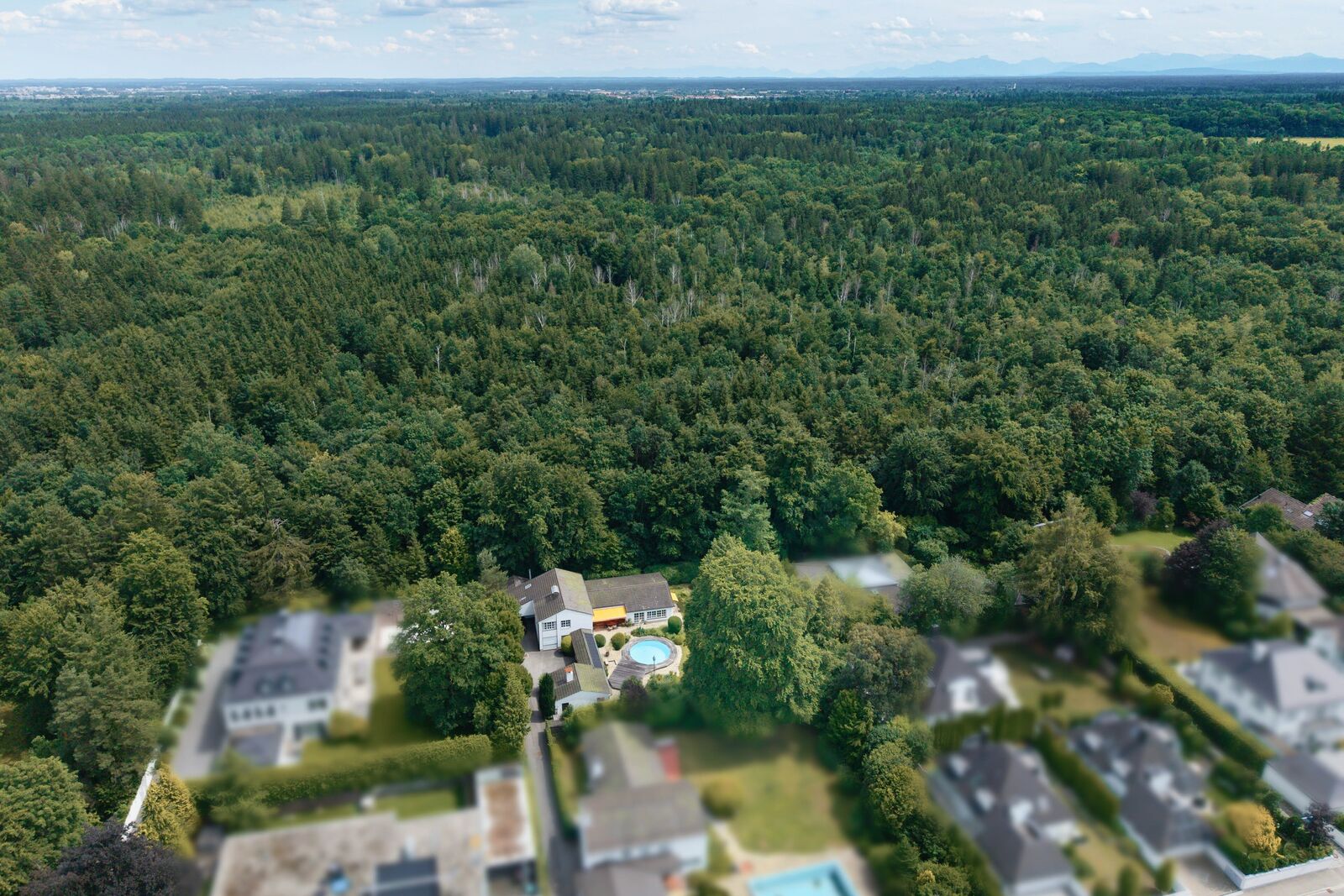 Direkt an das Grundstück grenzt das Landschaftsschutzgebiet Grünwalder Forst