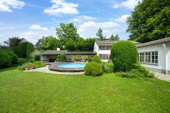 Das Grundstück kann mit Einzel- oder Doppelhäusern mit bis zu zwei Vollgeschossen bebaut werden