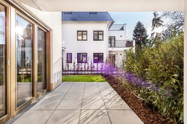 First-time occupancy: 2-room apartment with exclusive furnishings in quiet location