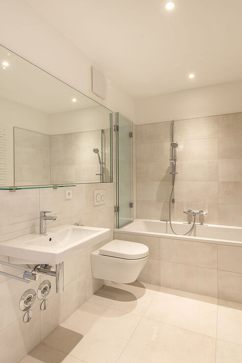 Badezimmer mit hochwertigen Feinsteinfliesen