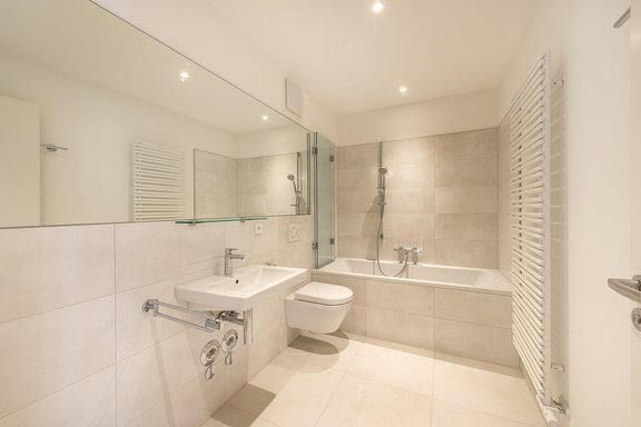 Badezimmer mit hochwertigen Feinsteinfliesen