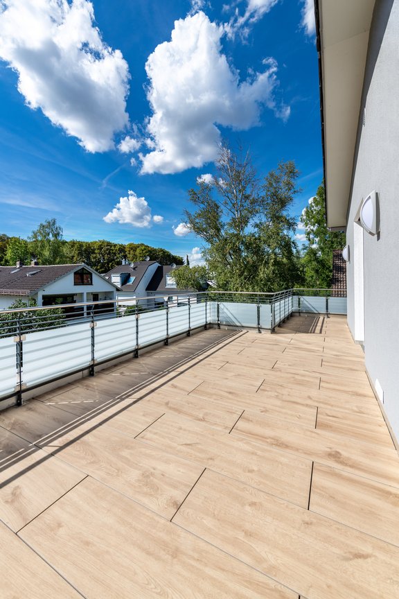 Vierseitig umlaufende Terrasse