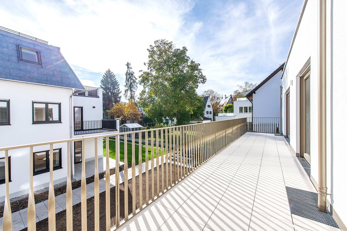 Large terrace with southern exposure