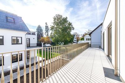 First-time occupancy: 4-room apartment with spacious south-facing balcony in modern new building