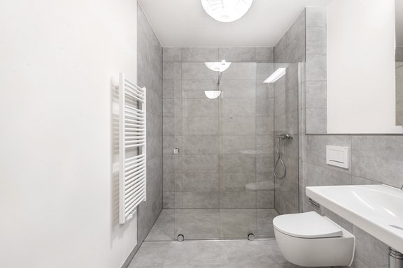 Timeless modern shower bath