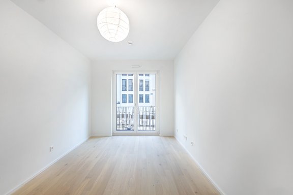 Bright guest/study room