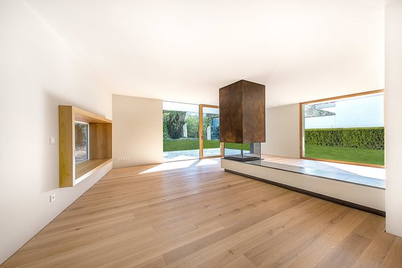 Wohnbereich mit Designer-Kamin