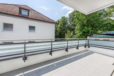 First-time occupancy: Attractive 3-room apartment with high-quality furnishings and sunny balcony