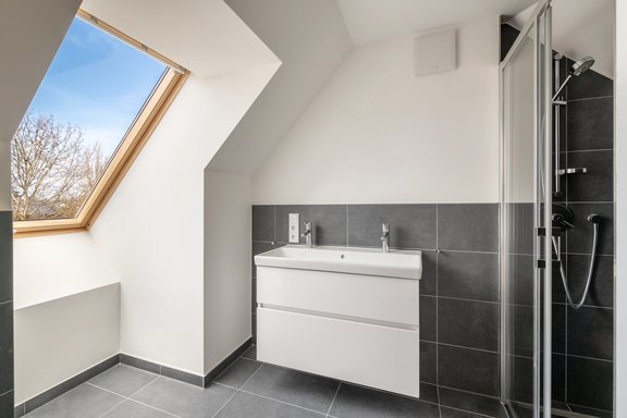 Ensuite-Duschbad im Dachgeschoss