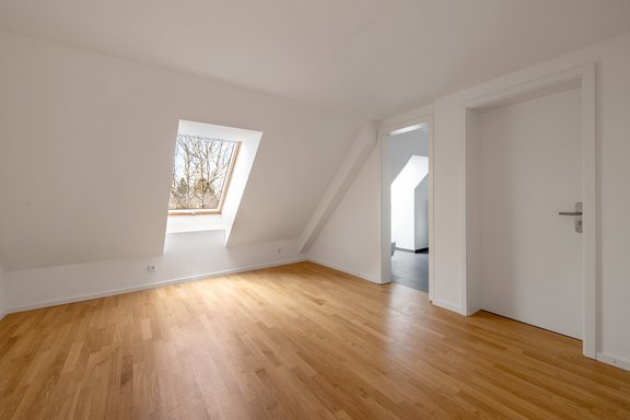 Freundliches Schlafzimmer mit Ensuite-Duschbad