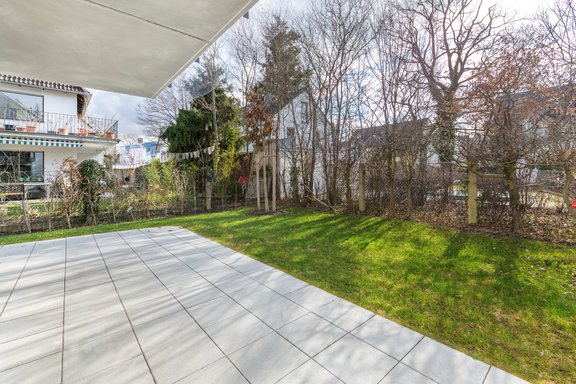 Süd-Terrasse und Gartenanteil