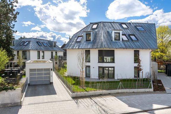 Zwei Neubau-Mehrfamilienhäuser