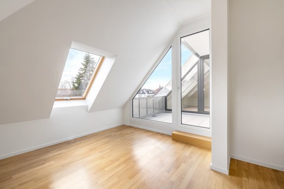 Dachfenster mit elektrischen Rollläden