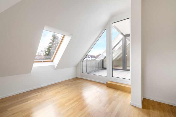 Dachfenster mit elektrischen Rollläden